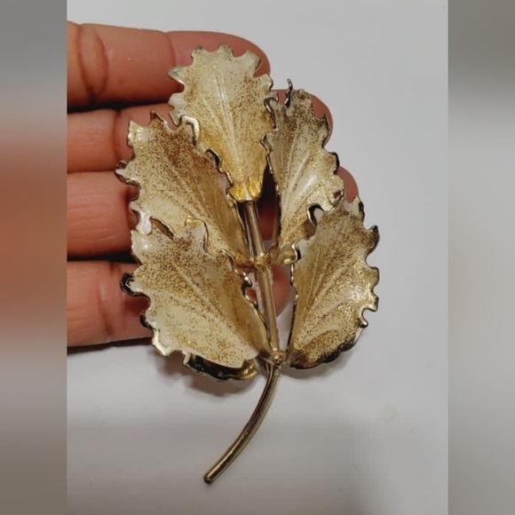 Vintage Maple Leaf Brooch Pin. 🌴 - Picture 4 of 5